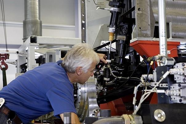 Für die Erprobung kompletter Vorder- und Hinterachsen stehen im Mercedes-Benz Technology Center in Sindelfingen sechs servohydraulische Prüfstände zur Verfügung. Sie sind Tag und Nacht im Einsatz.